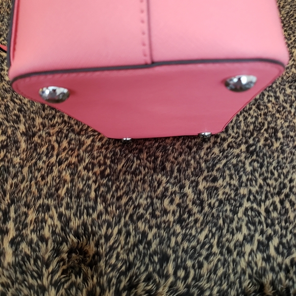 Michael Kors Pocket Tote w/ Matching Wristet - Picture 5 of 13